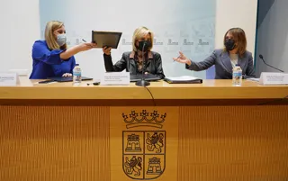 Las consejeras de Sanidad, Verónica Casado; de Familia e Igualdad de Oportunidades, Isabel Blanco; y de Educación, Rocío Lucas. ICAL