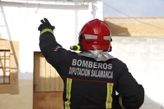 Imagen de archivo de un Bombero de la Diputación en un incendio en Pitiegua | Fotos Andrea M