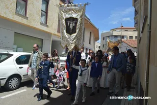 Eucaristía y procesión en villares de la Reina (39)
