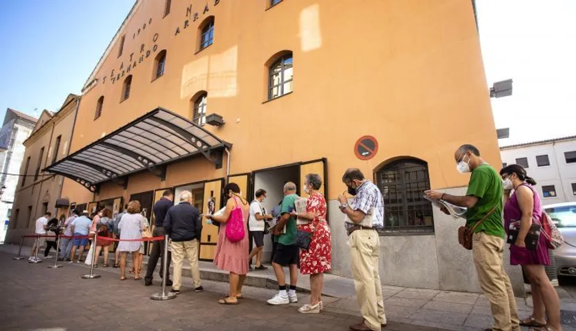 Colas para comprar entradas para la Feria de Teatro, ICAL (1)