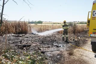 Un pequeño incendio calcina una zona de maleza junto a Calvarrasa de Abajo