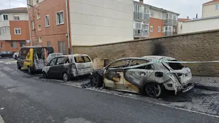 Incendio de tres vehículos en Carbajosa de la Sagrada