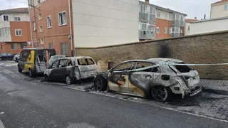 Incendio de tres vehículos en Carbajosa de la Sagrada