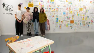 Los artistas Aida Martín González, María Suárez López y Adrián Rodríguez Tedín durante la inauguración de la exposición. / | Raquel J. Santos (Comunicación USAL)