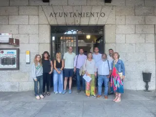 Concejales del PSOE de Béjar, Tú Aportas y las ediles no adscritas en la puerta del Ayuntamiento de Béjar para registrar la moción de censura