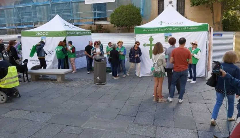 Carpa informativa de la AECC sobre el cáncer de piel (2)