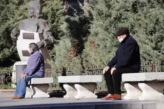 Gente por las calles de Salamanca en invierno