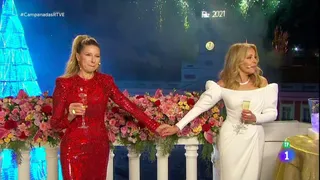 Anne Igartiburu y Ana Obregón, durante las Campanadas de 2020