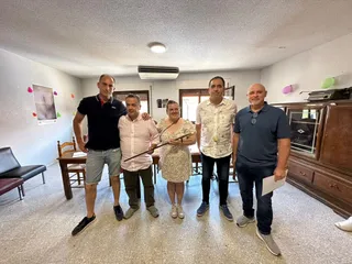 Miriam Agreda, en el centro, el día que recibió el bastón de mando del Ayuntamiento