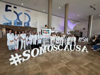 El Hospital Universitario de Salamanca se suma al 25N con un acto simbólico contra la violencia de género