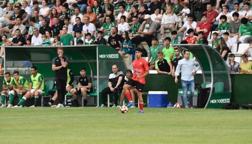 Marcos Báez, ante el Toledo | CD QUINTANAR DEL REY