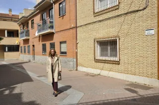 La edil Marta Labrador en las calles afectadas
