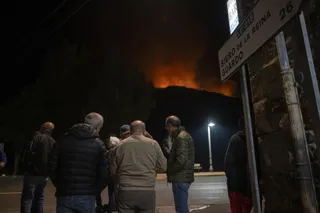 Varias personas observan el incendio, a 20 de agosto de 2025, en Boca de Huérgano, León, Castilla y León (España). | Lorena Sopêna - Europa Press