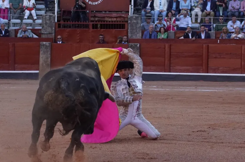 Secuencia del percance de Damián Castaño en la portagayola con el cuarto Vellosino