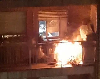 Alarma en la avenida de los Comuneros por un incendio en un balcón de una vivienda