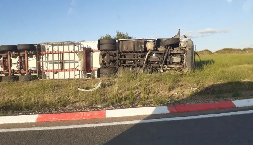 Camión volcado junto a La Rad