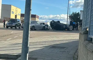Un turismo vuelca tras impactar con otro en el Polígono de Los Montalvos