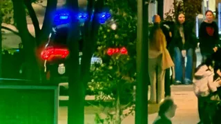 La mujer siendo identificada en el lugar de los hechos