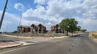 Promoción de vivienda parada durante la crisis cuya construcción se está retomando en Carbajosa 