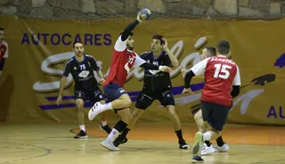 Álvaro Carretero defiende ante Grupo IMQ | FOTO SALAMANCA24HORAS.COM