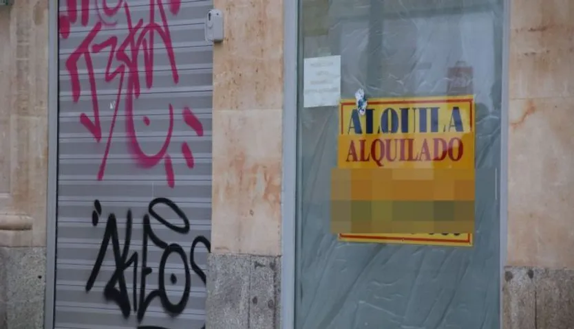 Cartel de viviendas, locales en alquiler. Foto de archivo
