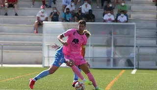 De la Nava se zafa de un rival de la Cultural Leonesa / FOTO SALAMANCA24HORAS.COM