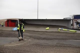 Vuelca un camión cargado de pipas en la rotonda de enlace con la carretera de Aldeatejada (8)