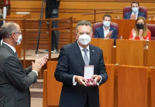 Raúl Hernández recibe su medalla como parlamentario tras jurar el cargo | ICAL