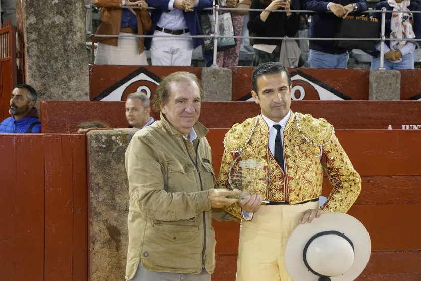 El picador Ángel Rivas recogiendo el trofeo al mejor puyazo de la tarde