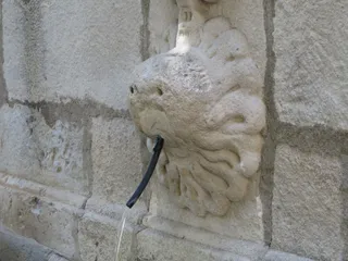 Arreglo en la fuente de las Salesas