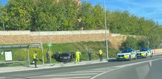 Salida de vía en la rotonda del puente de la Universidad este lunes 12 de octubre
