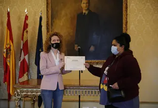 Ana Suárez entregando un diploma del CEFOL