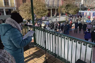 Decenas de personas participan en la concentración contra la violencia de género