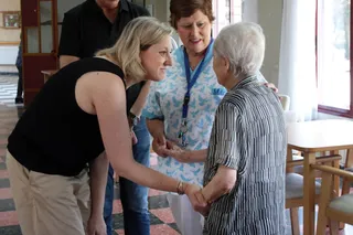 La vicepresidenta de la Junta de Castilla y León y consejera de Familia e Igualdad de Oportunidades, Isabel Blanco, visita la residencia Villa de Alija (León) | Peio García (Ical)