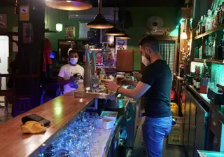 Un camarero en un local de ocio | EP