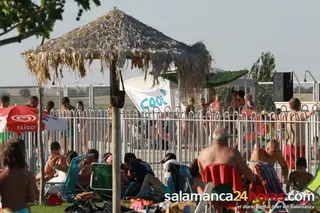 Fiesta ibizenca en la piscina de Villamayor