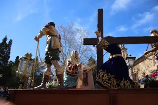 La devoción por el Santo Entierro llena de fe y pasión las calles de Salamanca