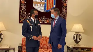 El alcalde de Salamanca y el nuevo jefe de la Base Aérea y director del Grupo de Escuelas de Matacán