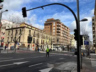 Agentes de la Policía Local dirigiendo el tráfico en la avenida de Mirat por un fallo de los semáforos. Fotos S24H (8)