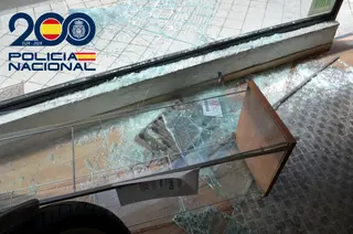 Rompe un escaparate con una alcantarilla y roba cascos de moto en Salamanca