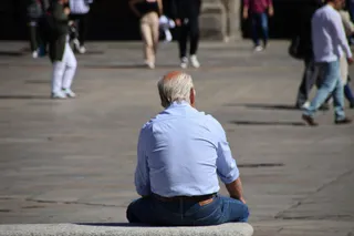 Gente paseando por las calles de Salamanca
