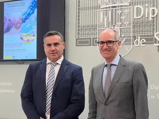 El presidente de la Diputación Javier Iglesias, junto al diputado Antonio Labrador en la presentación de la iniciativa ‘Relevo Generacional en el Negocio Rural salmantino’
