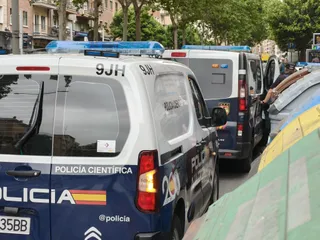 Varias patrullas de la Policía Nacional de Salamanca en el registro de un edificio en la avenida de Portugal