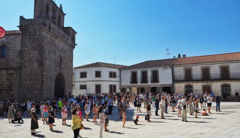 Lectura del comunicado en la plaza de Villavieja de Yeltes