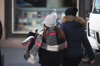 Jóvenes caminan por la calle un día de invierno