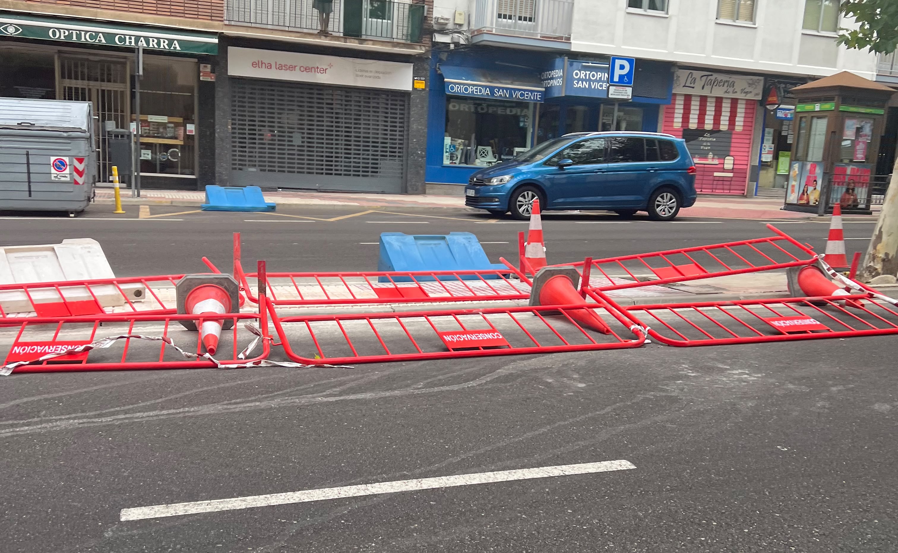 El aire derriba unas vallas en el paseo de San Vicente
