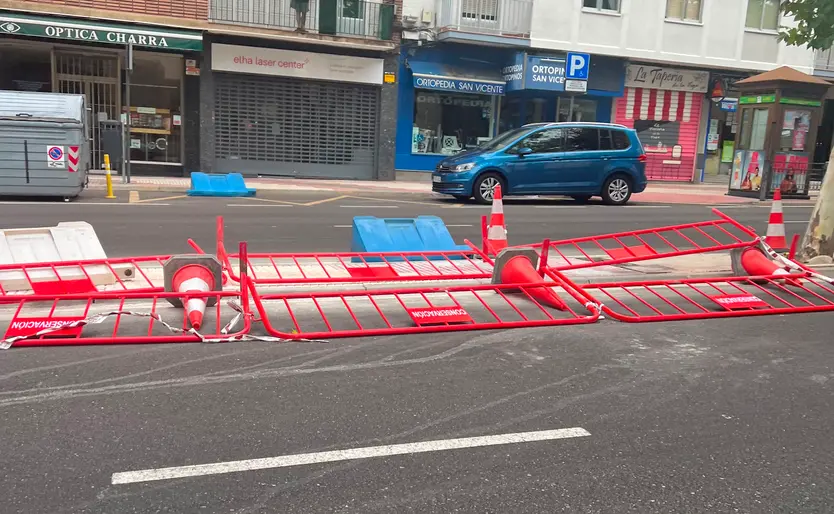 El aire derriba unas vallas en el paseo de San Vicente
