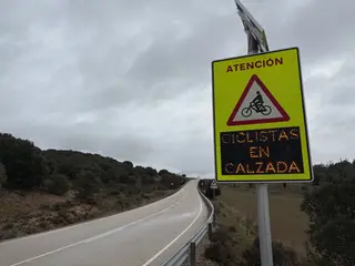 Señales inteligentes que detectan ciclistas, la nueva medida que empieza a implantar la Junta en carreteras de Castilla y León