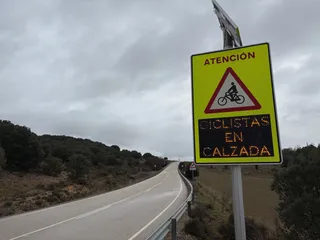 Señales inteligentes que detectan ciclistas, la nueva medida que empieza a implantar la Junta en carreteras de Castilla y León