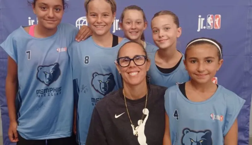 Jugadoras del CB Santa Marta con Amaya Valdemoro